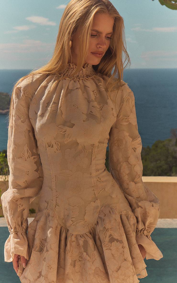 Pêche Robe À Manches Longues En Mousseline Fleurie Avec Ourlet À Volants