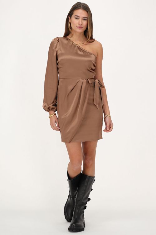 Bruine satijnen one-shoulder jurk met overslag