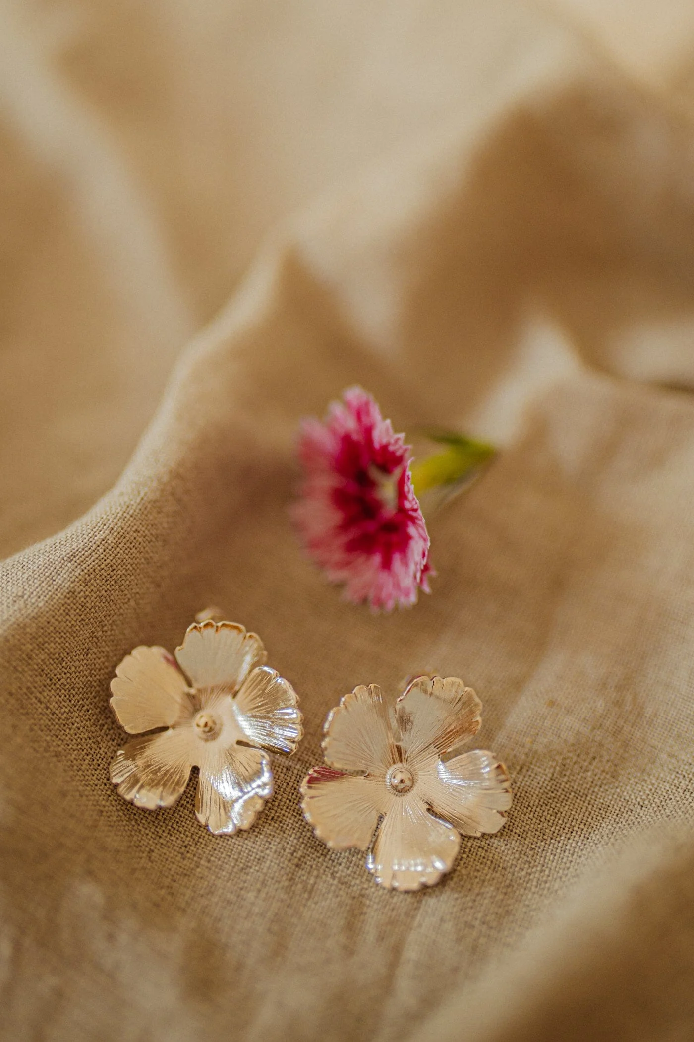 ORPHÉE - Maxi boucles d'oreilles puces fleurs doré à l'or fin | Argent