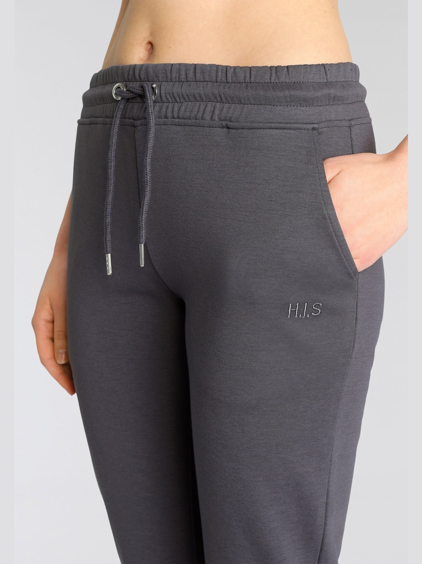 Pantalon basique avec petit logo brodé