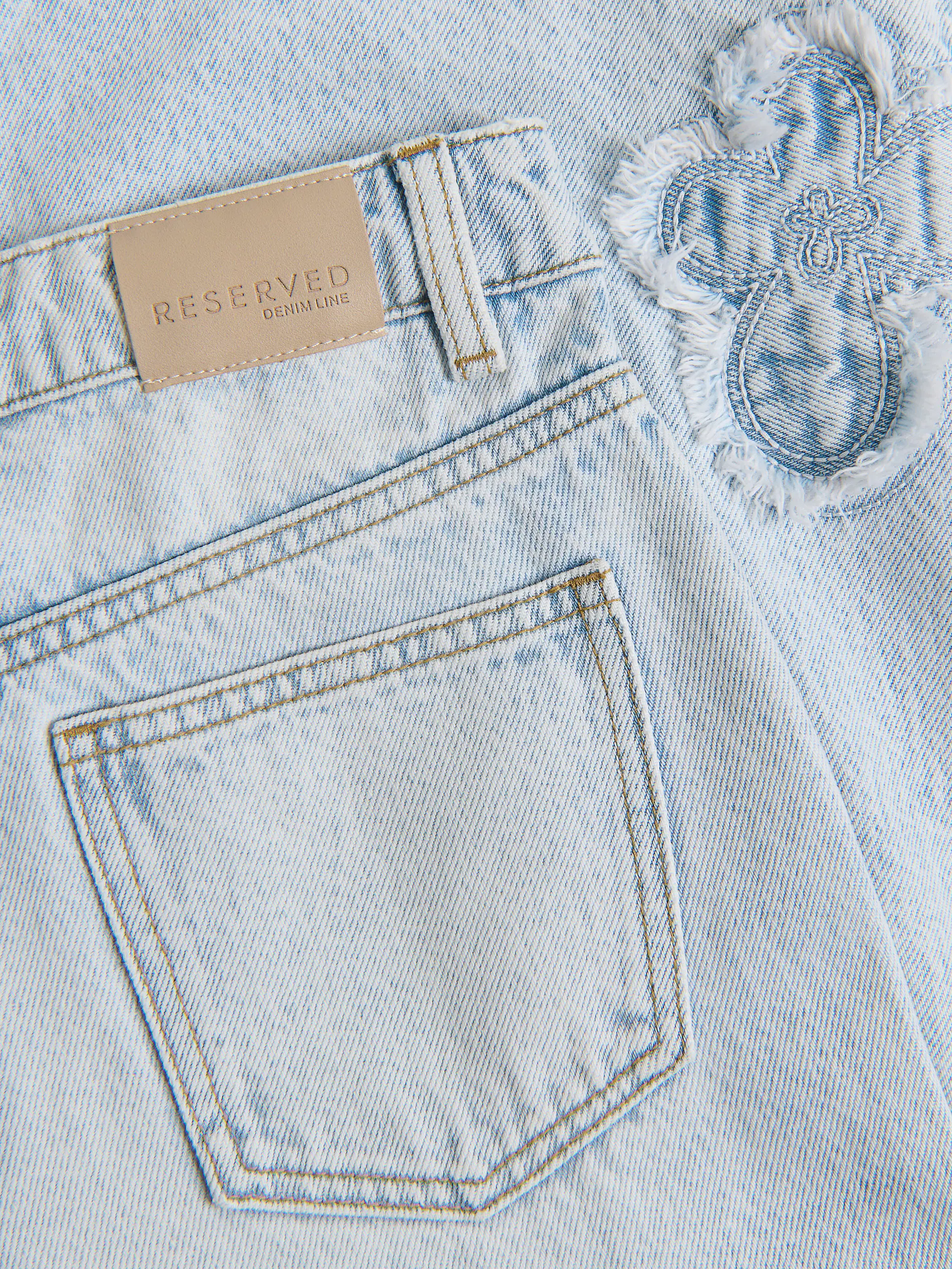 Weitbein-Jeans mit Applikationen
