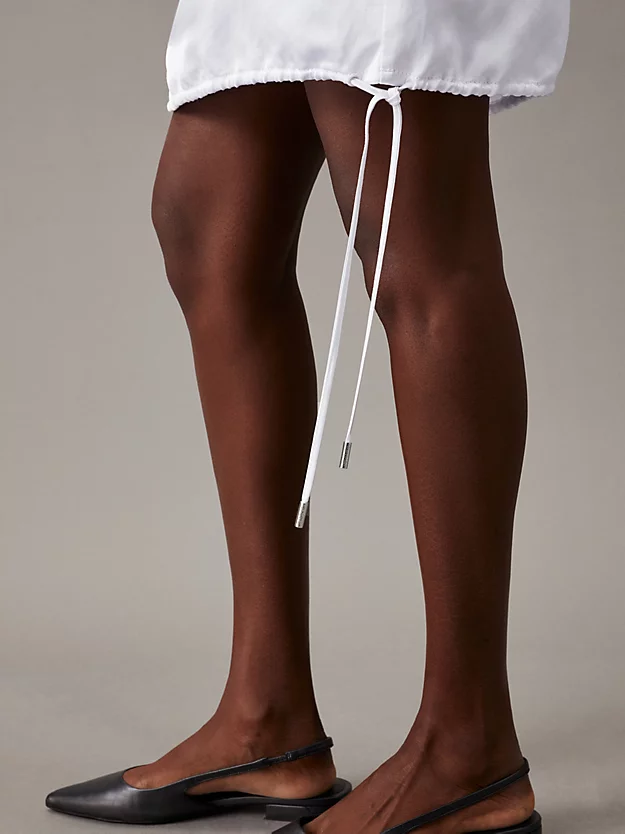 Vestido slip de corte reto em linho e viscose.