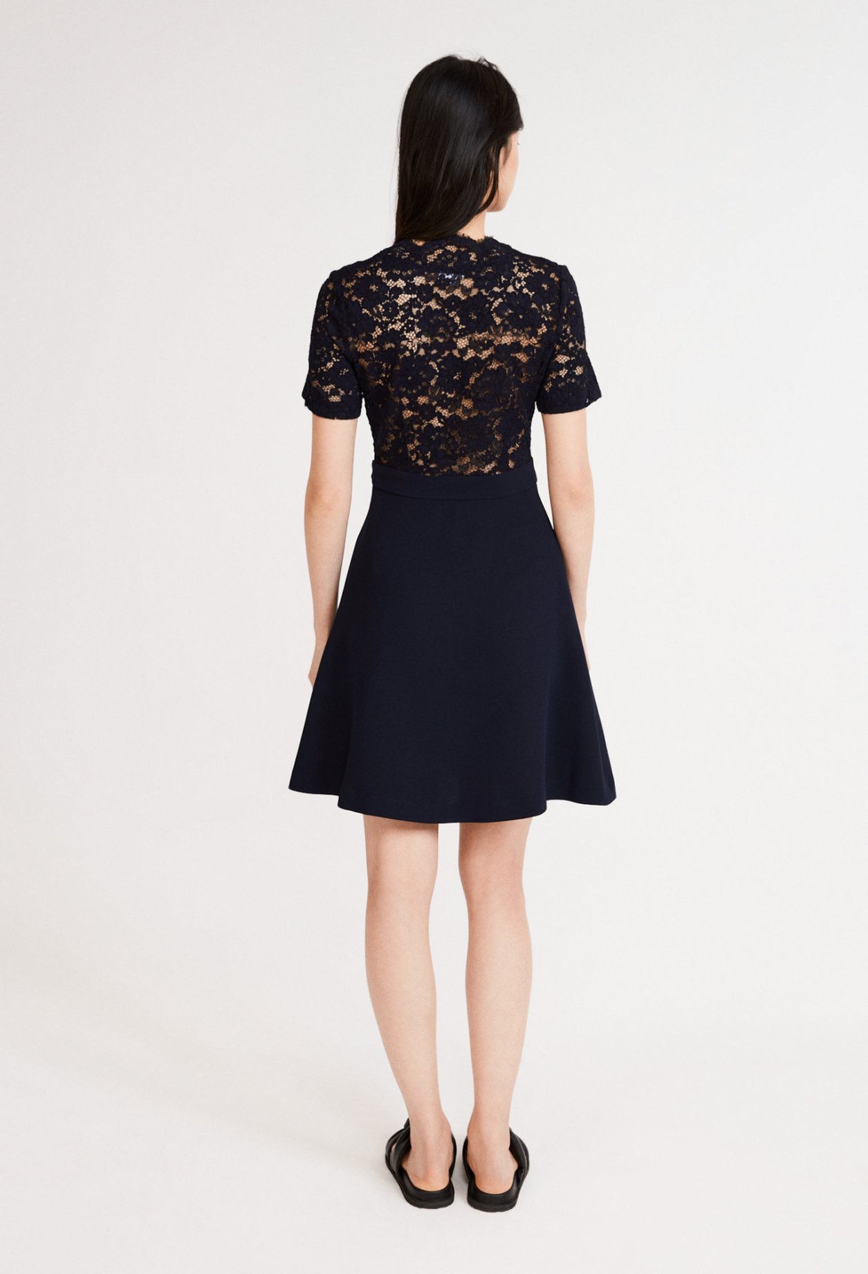 Robe &agrave; l'encolure dentelle