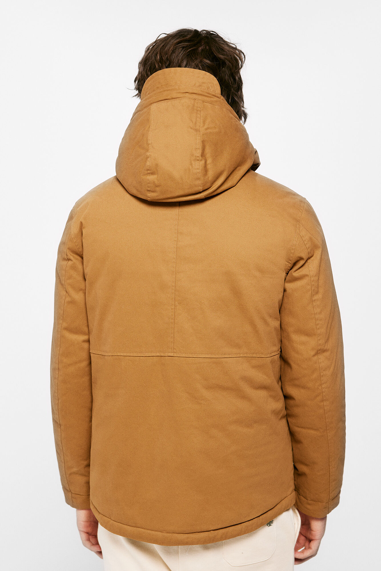 Parka curta acolchoada com capuz.