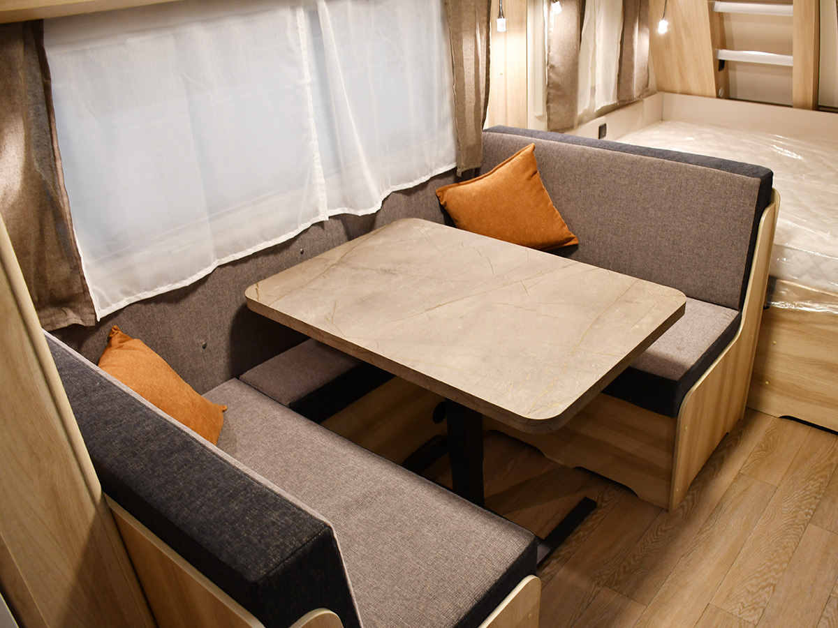 Hobby De Luxe 490 KMF 2026 caravan