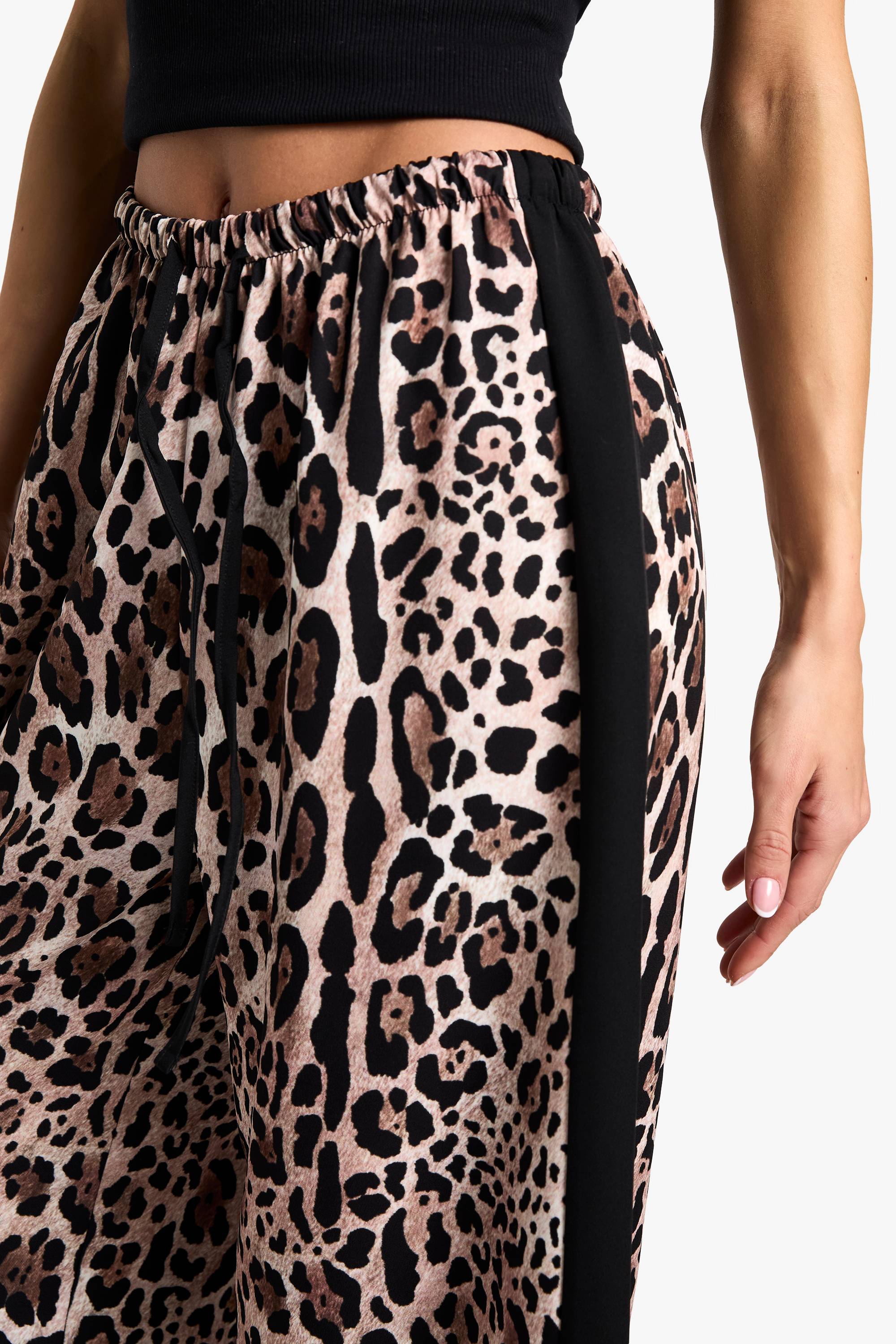 boohoo Pantalon ample à jambes larges, avec cordon de serrage, rayure latérale et imprimé léopard