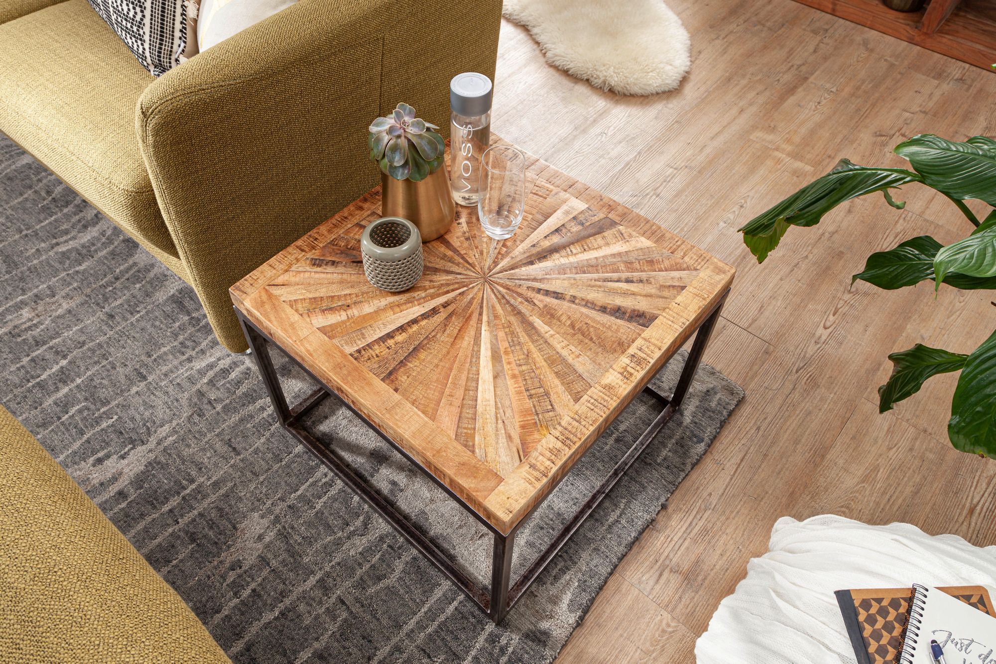 KADIMA DESIGN Couchtisch aus Mangoholz, modernes Design, große Ablagefläche, stabile Beine.