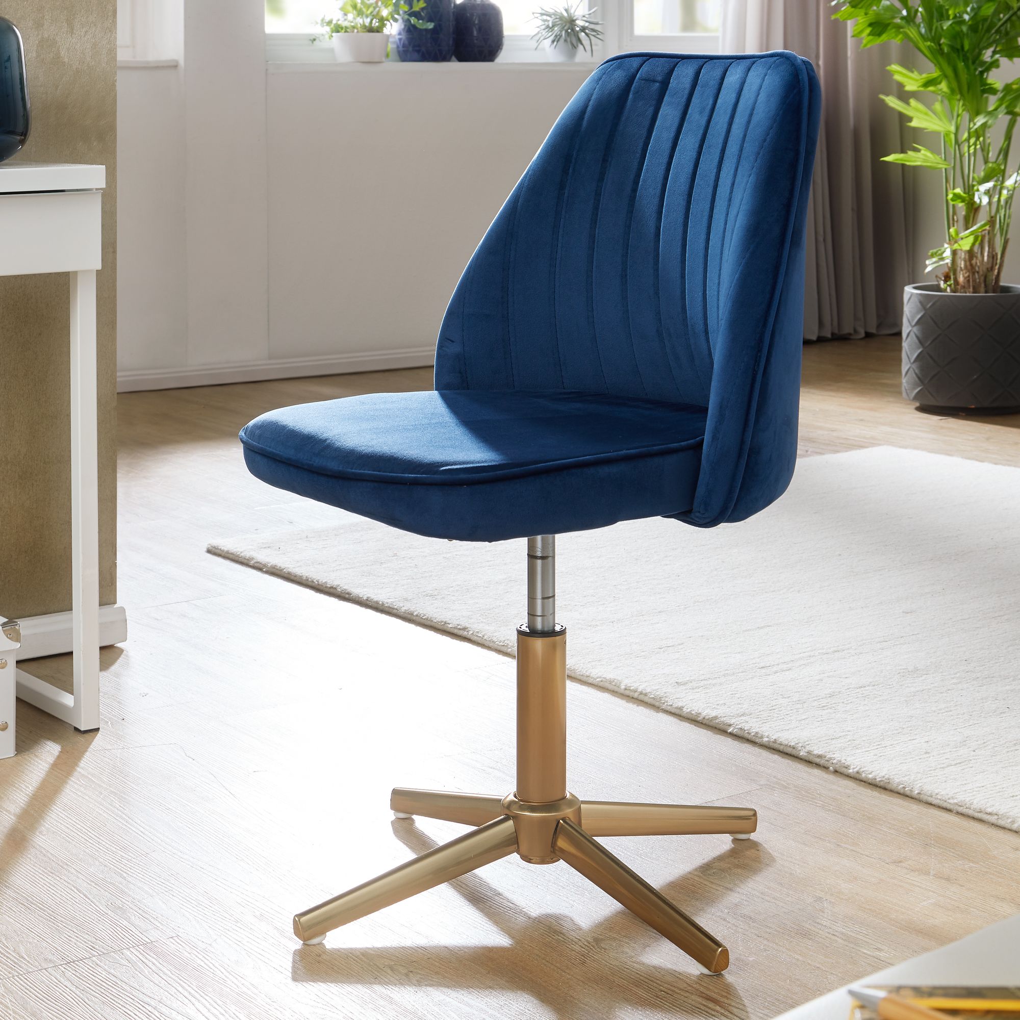 KADIMA DESIGN Samt Drehstuhl TANARO: Höhenverstellbar, 360° drehbar, Samtbezug, Eisenuntergestell, 120 kg Belastung.