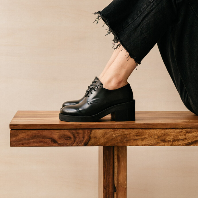 Derbies à talons et lacets  en cuir noir