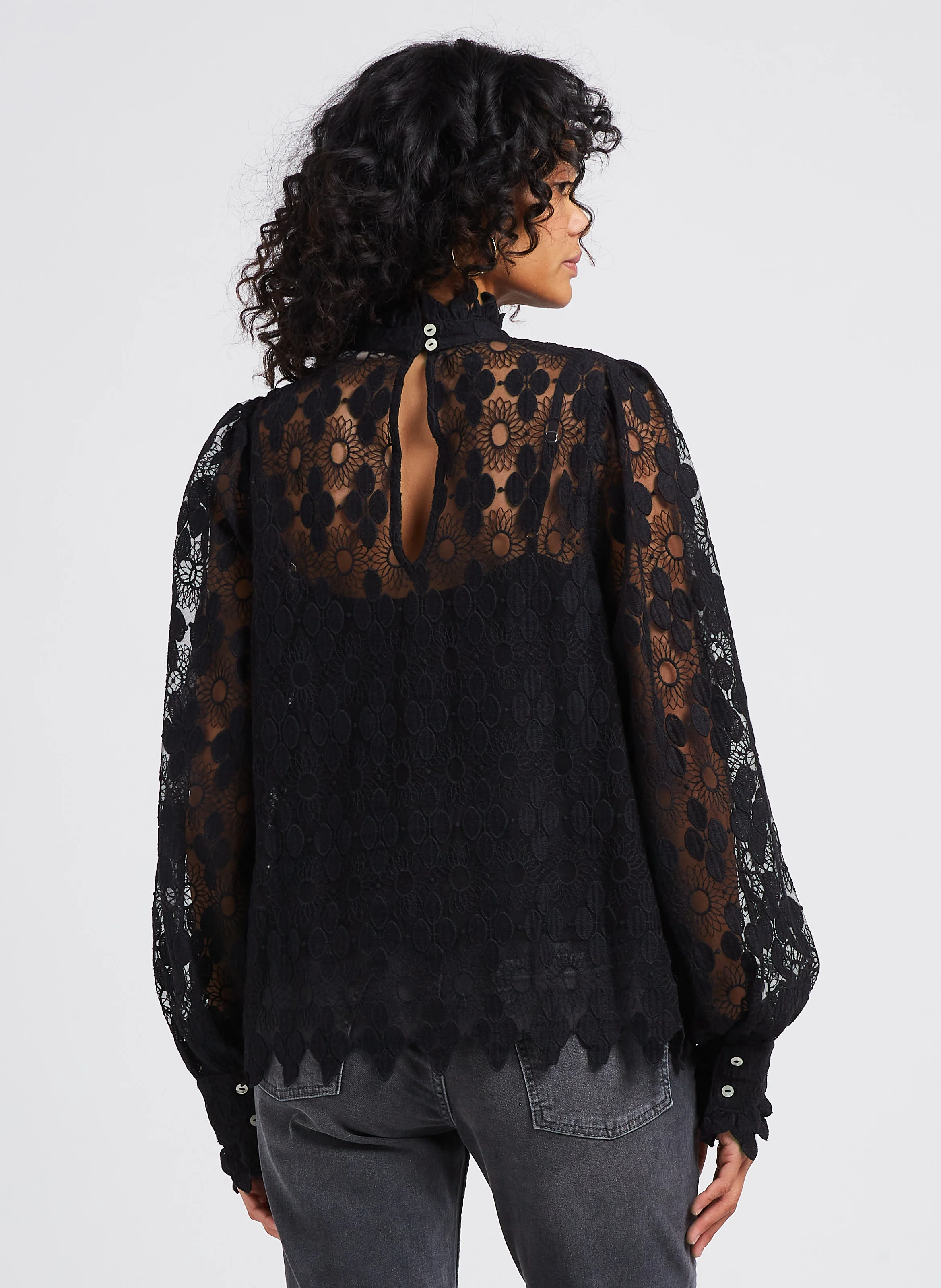 SANDRINE - Blouse col montant à broderie ajourée | Noir
