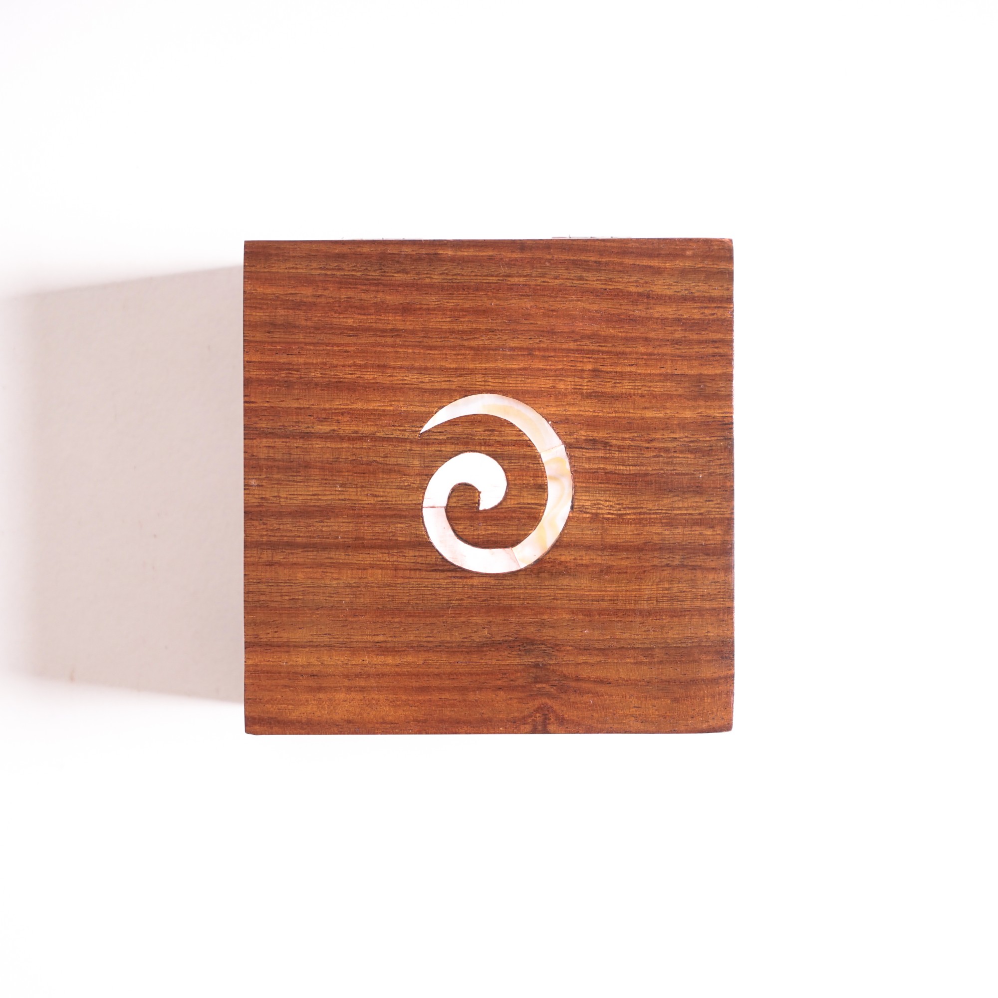 Holz-Schatulle mit Perlmuttintarsien, braun, L 10 cm, B 10 cm, H 6 cm von fischer's lagerhaus