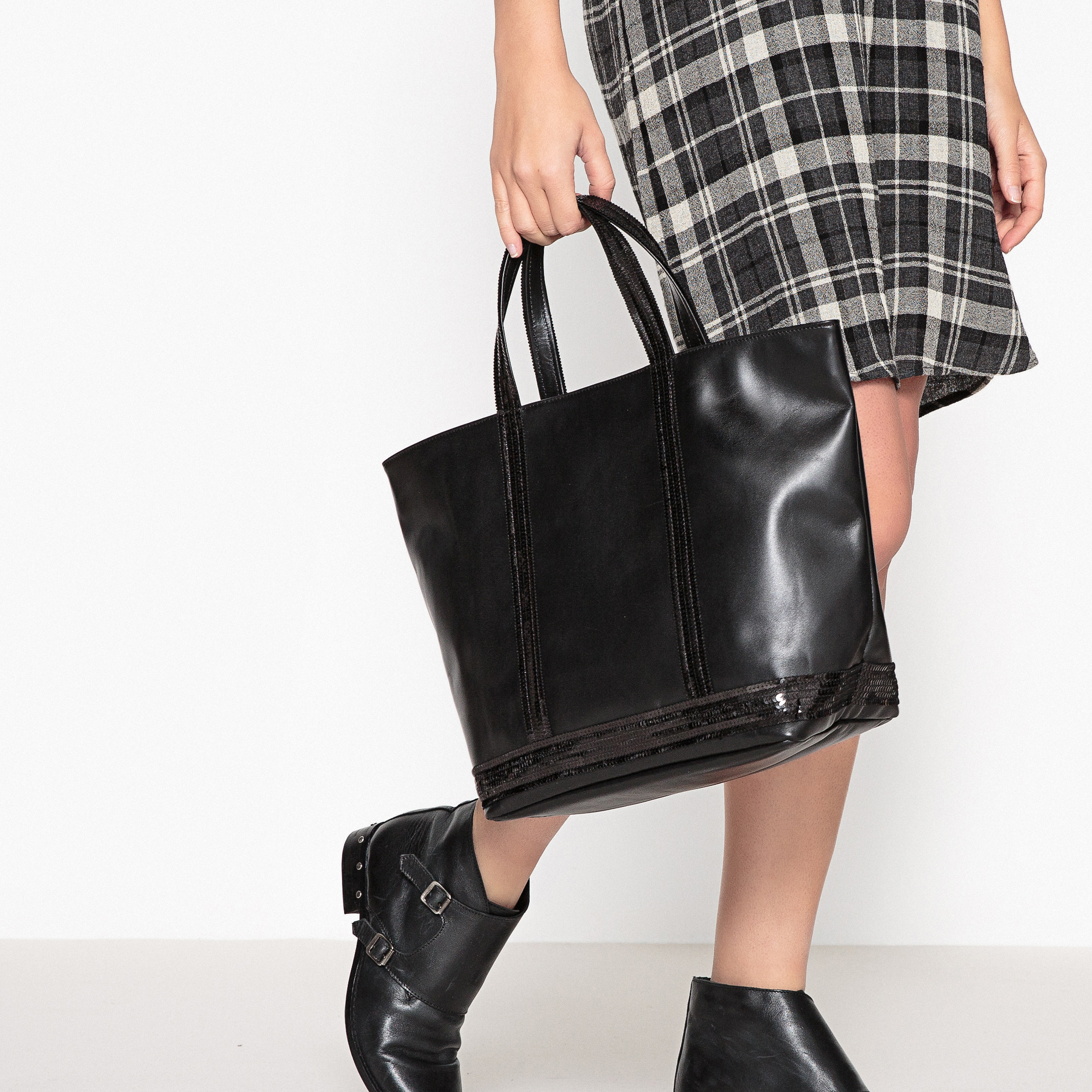 VANESSA BRUNO<br>Bolsa de couro tamanho M com detalhes em preto
