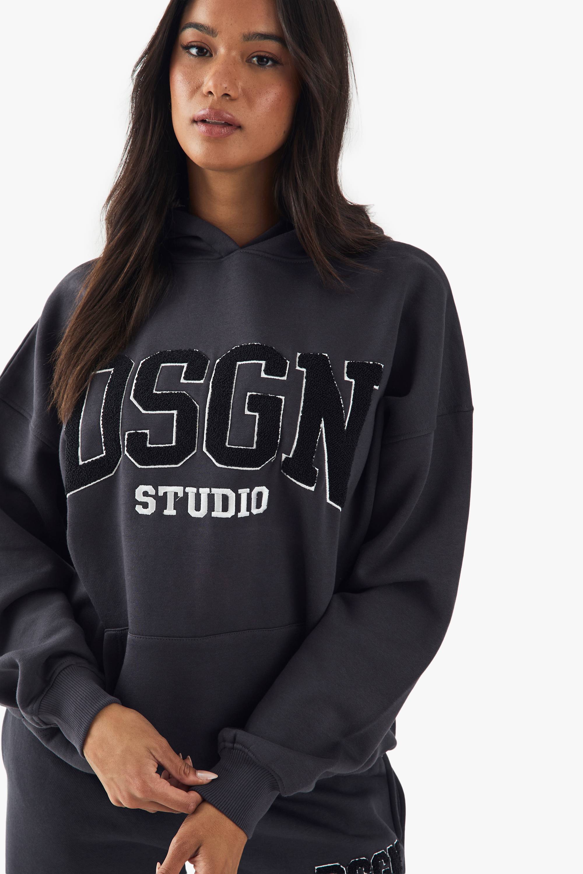 Sweat à Casynthétiqueche Oversize DSGN Studio avec Appliqué en Tissu Éponge