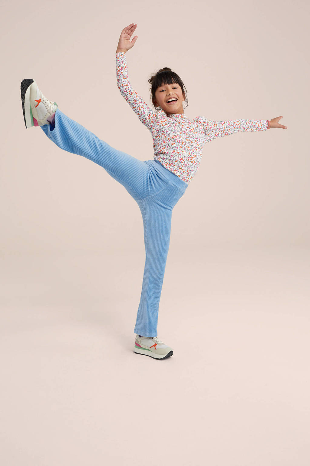 WE Fashion velours flared broek light moss