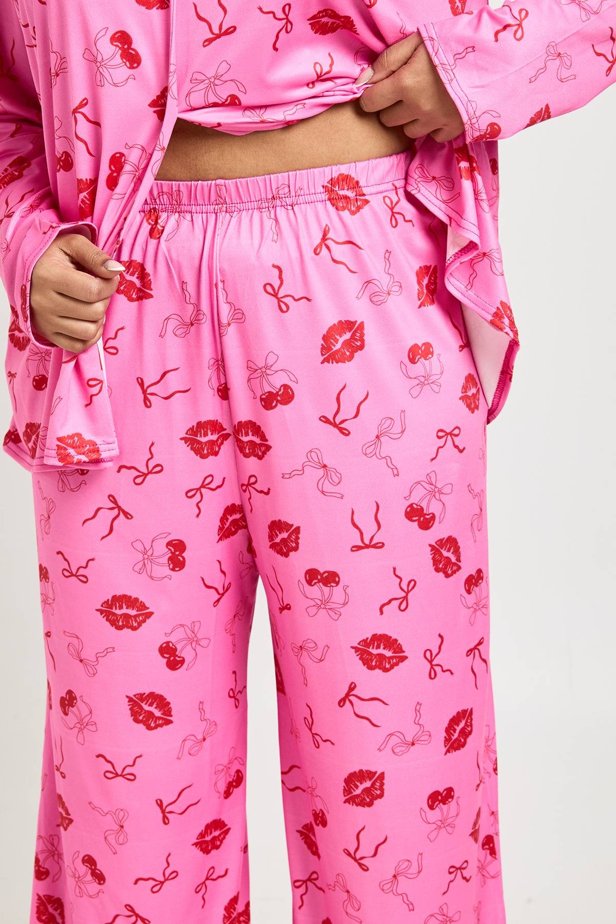 boohoo Ensemble Pyjama Grande Taille Imprimé Cerises et Bisous de Saint-Valentin Haut Manches Longues & Pantalon