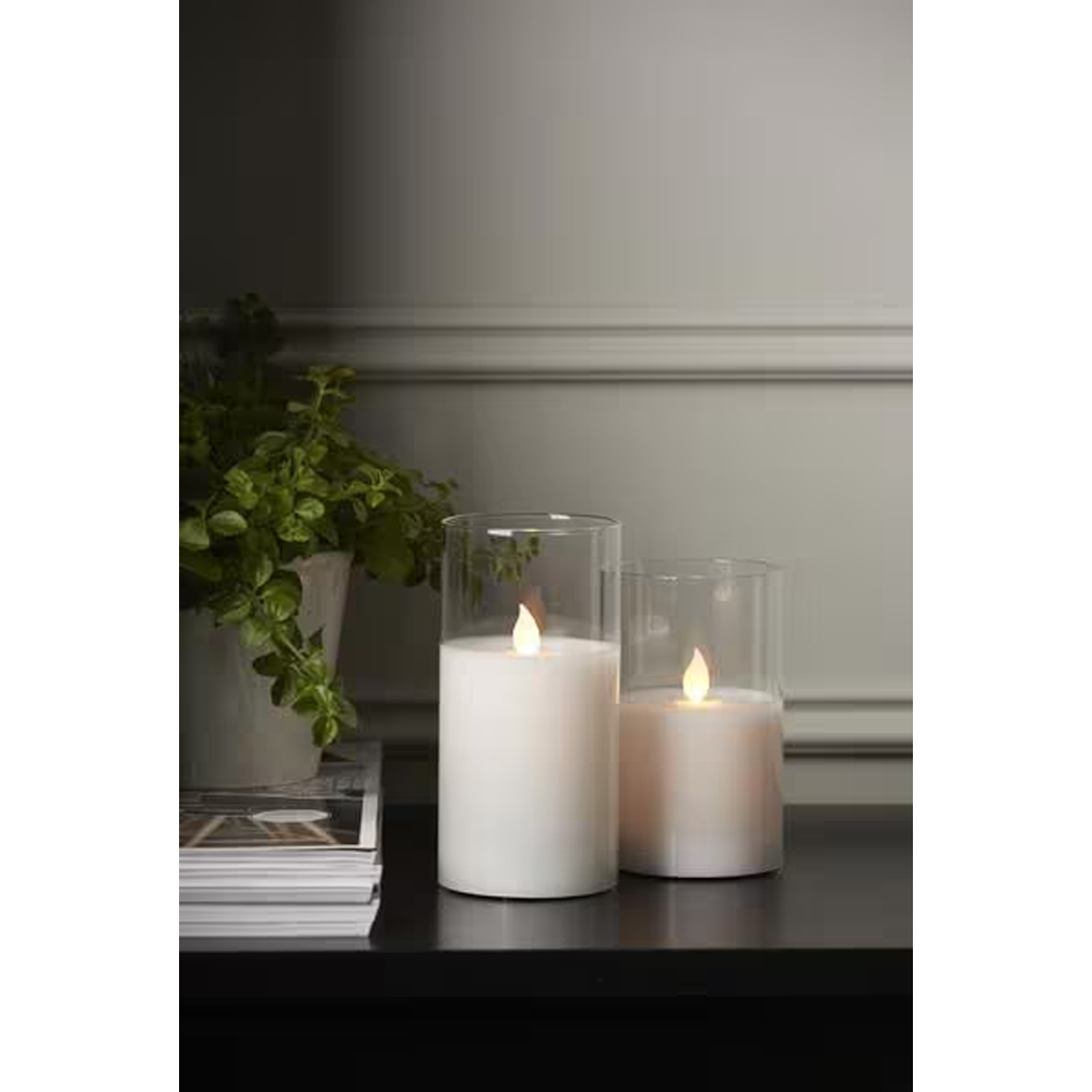 (10cm) Echtwachs LED Pillar Kerze Home Deko Stimmungsleuchte im Glas M-Twinkle (12.063-18) - Weiss
