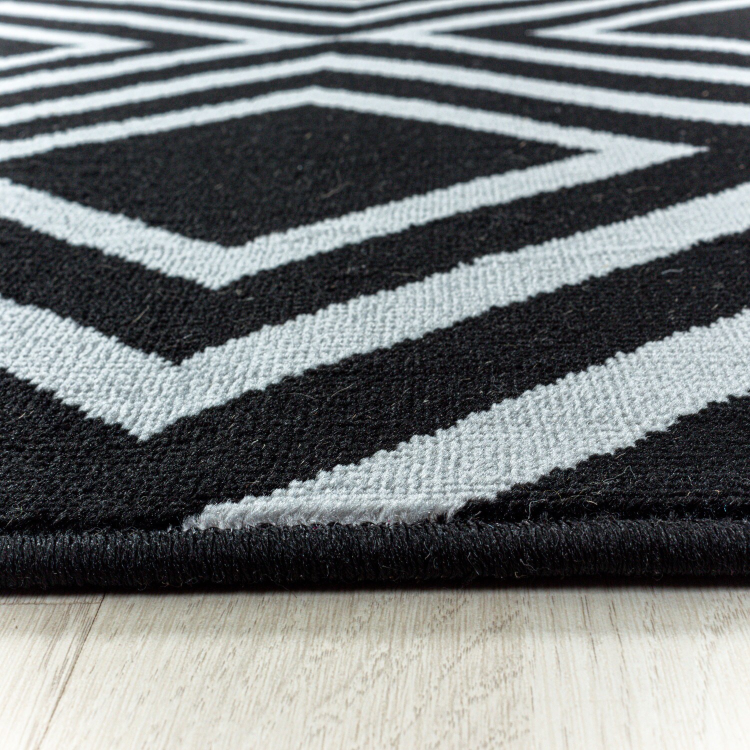 Moderner Kurzflor-Teppich im Rauten-Design Pflegeleicht ideal für das Wohnzimmer