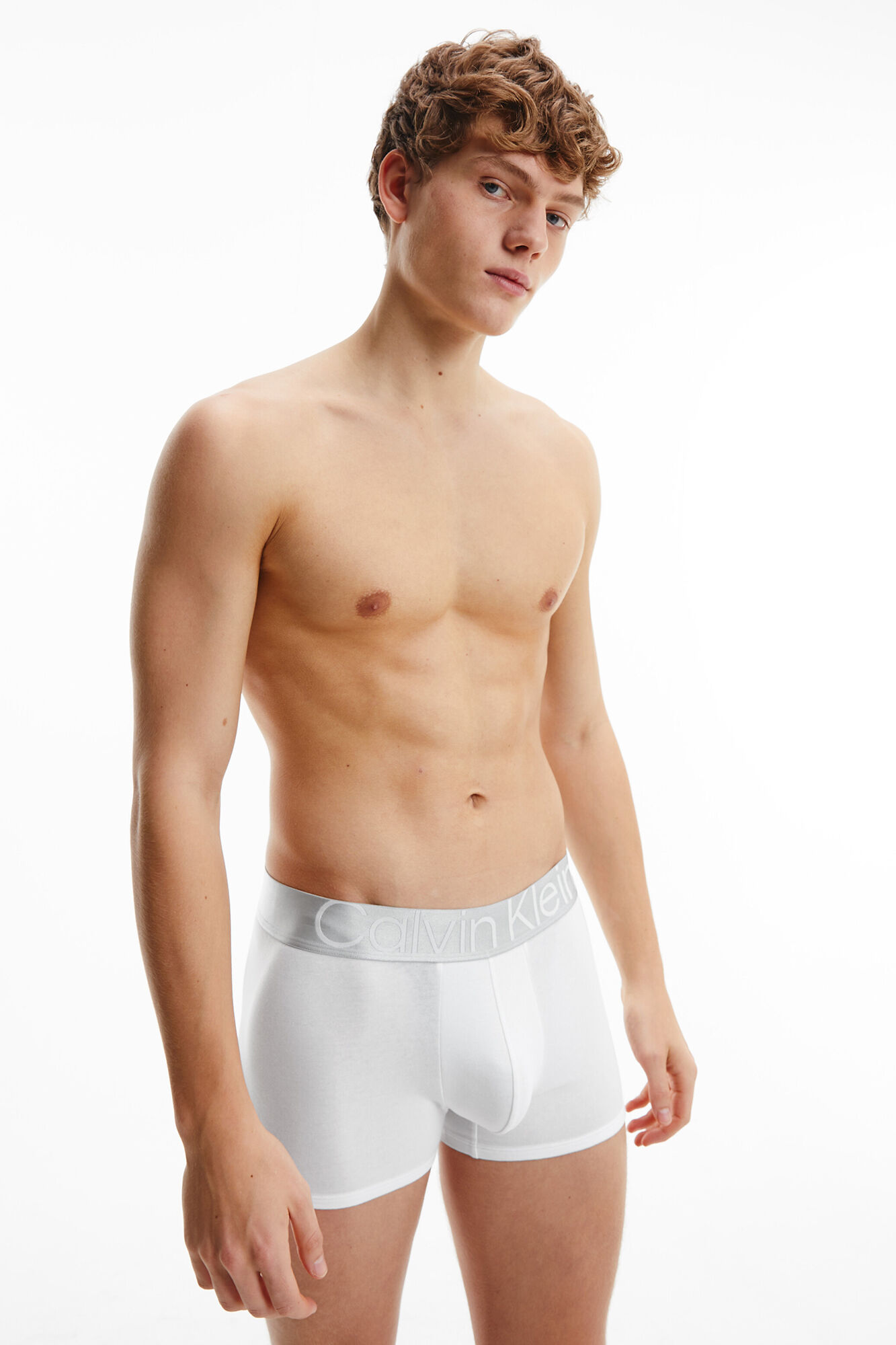 Pacote com 3 cuecas boxer com cós brilhante.