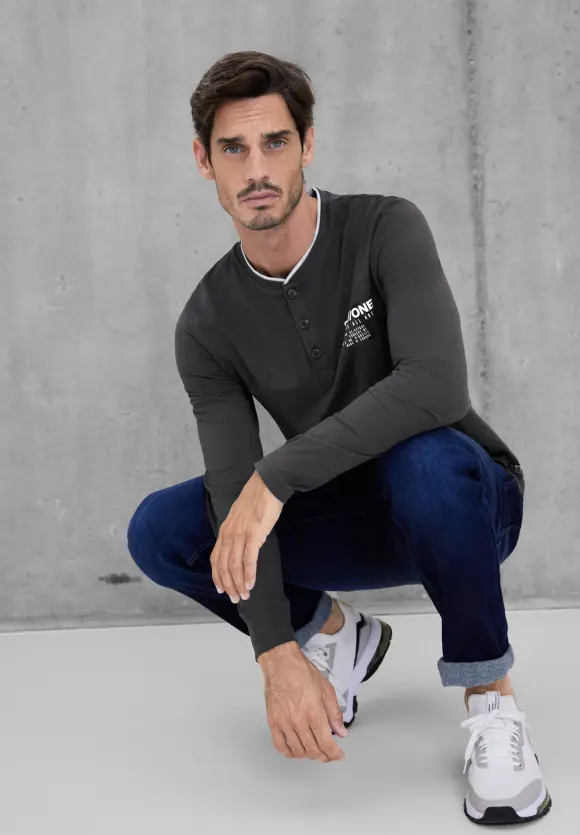 Henleyshirt mit Brustprint - storm grey
