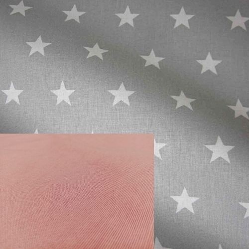 Cama tipi com tecido de estrelas personalizável e almofada rosa em cinza.