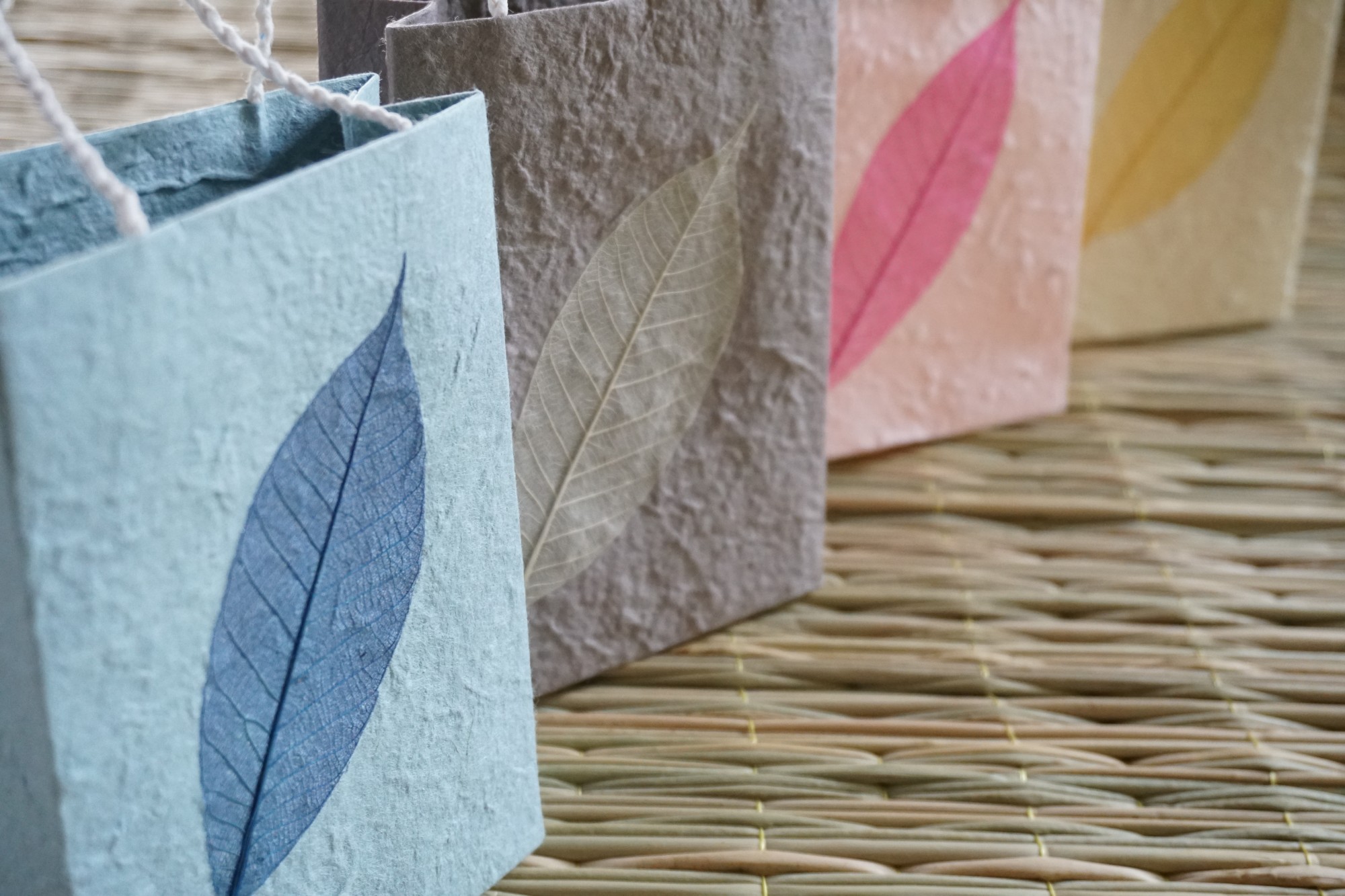 Tasche aus handgeschöpftem Papier, blau, L 11,5 cm, B 5 cm, H 16 cm günstig bestellen