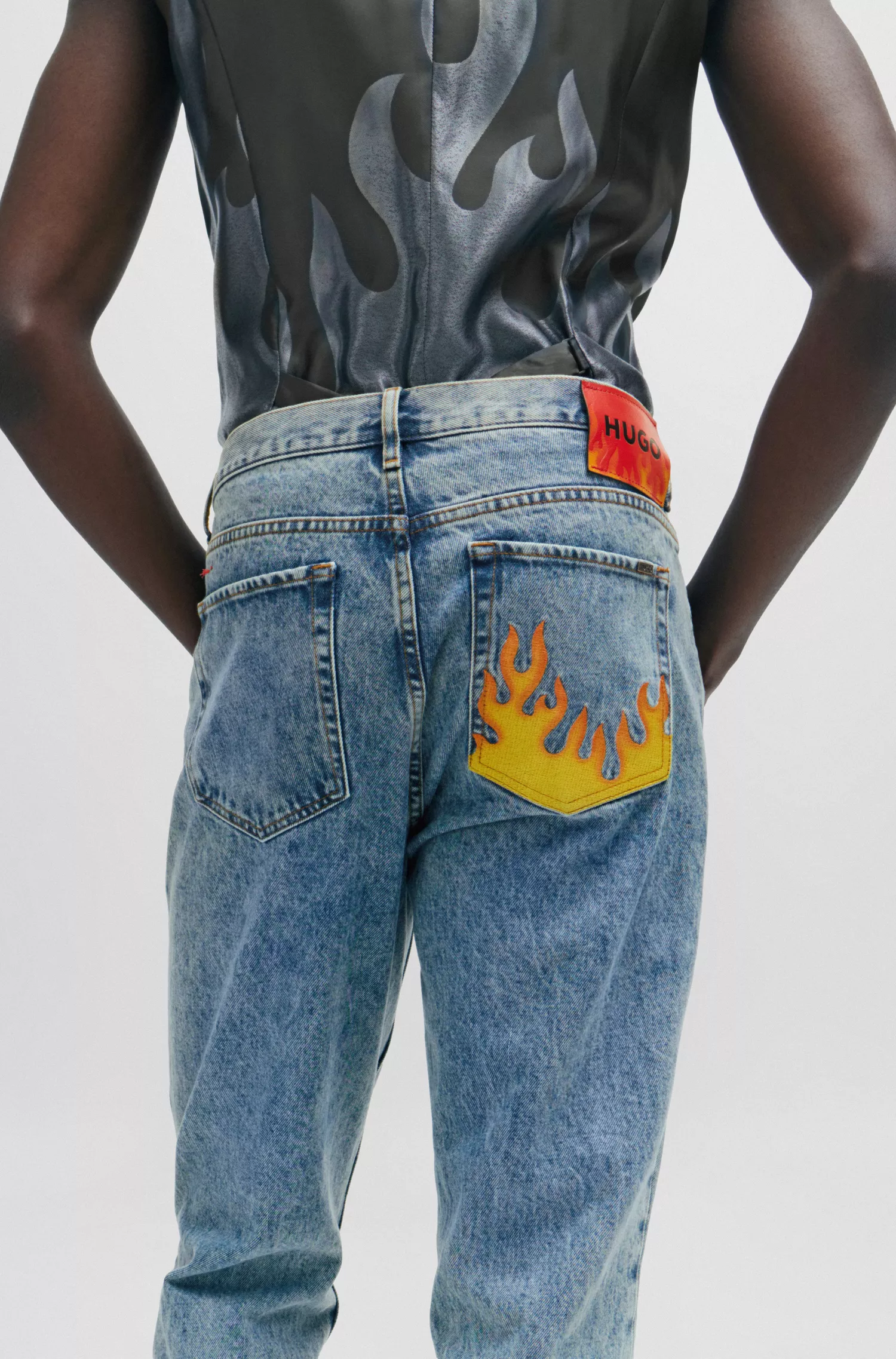 Calça jeans HUGO vermelha, corte afunilado, em denim rígido azul.