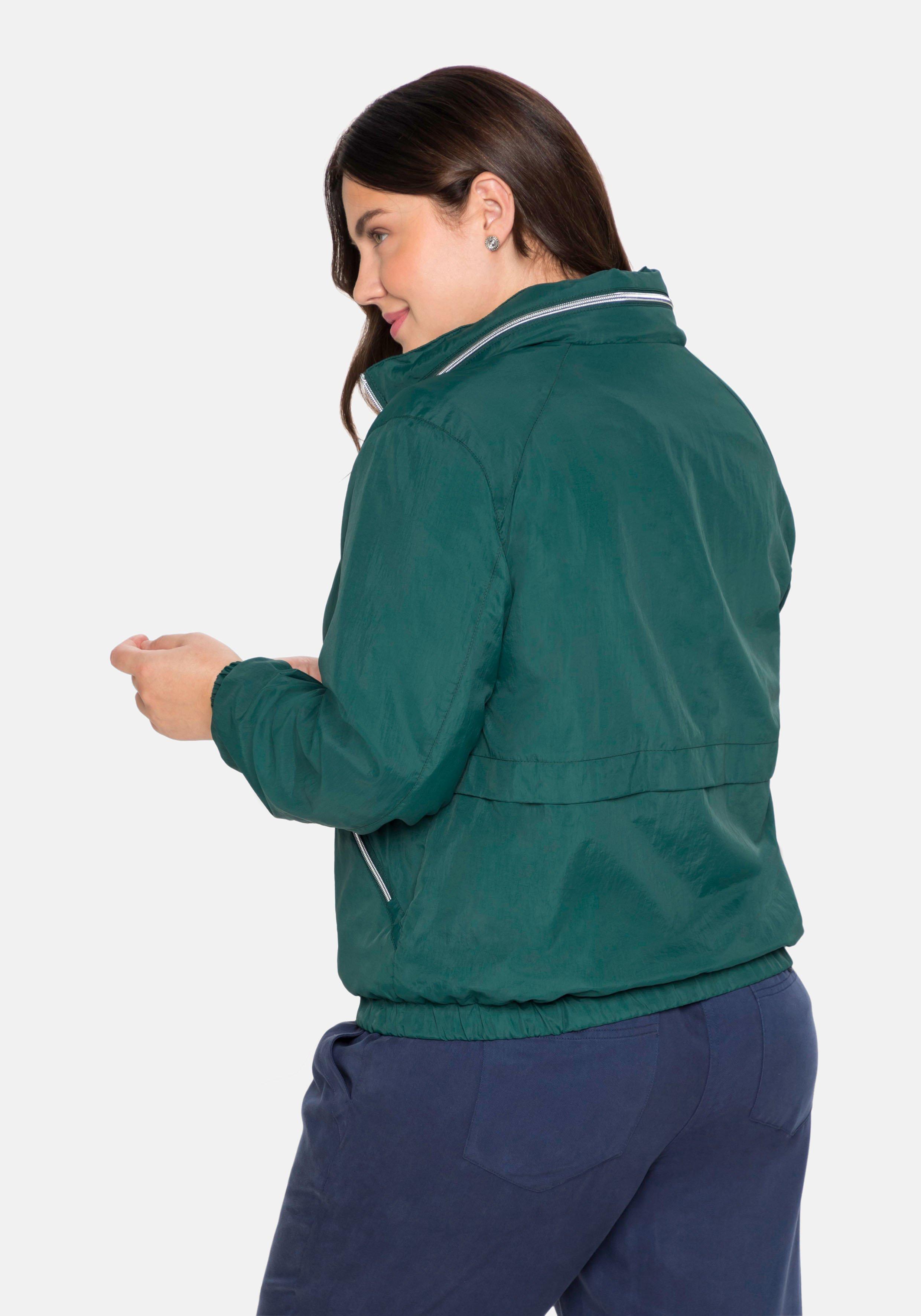 Windbreaker mit Kapuze, in kleiner Tasche verstaubar