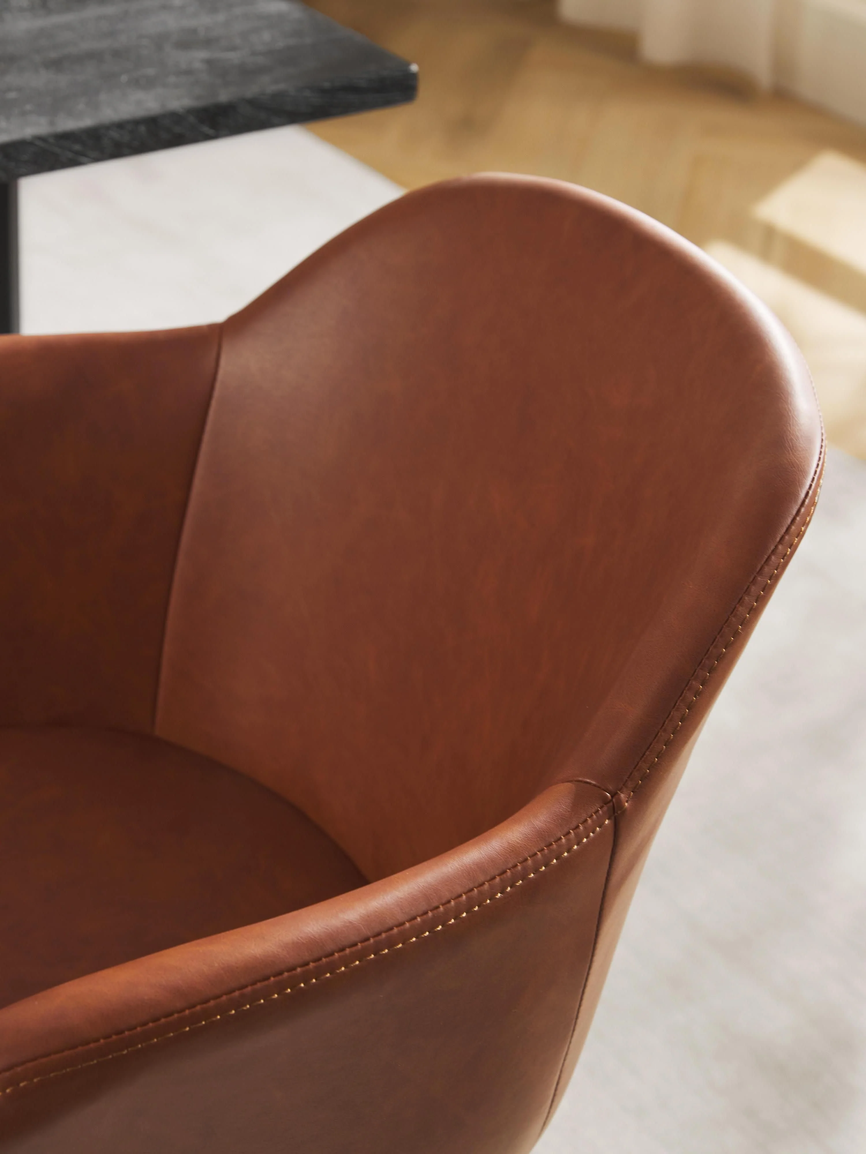 Kunstleren fauteuil Fiji met smalle zitvlak