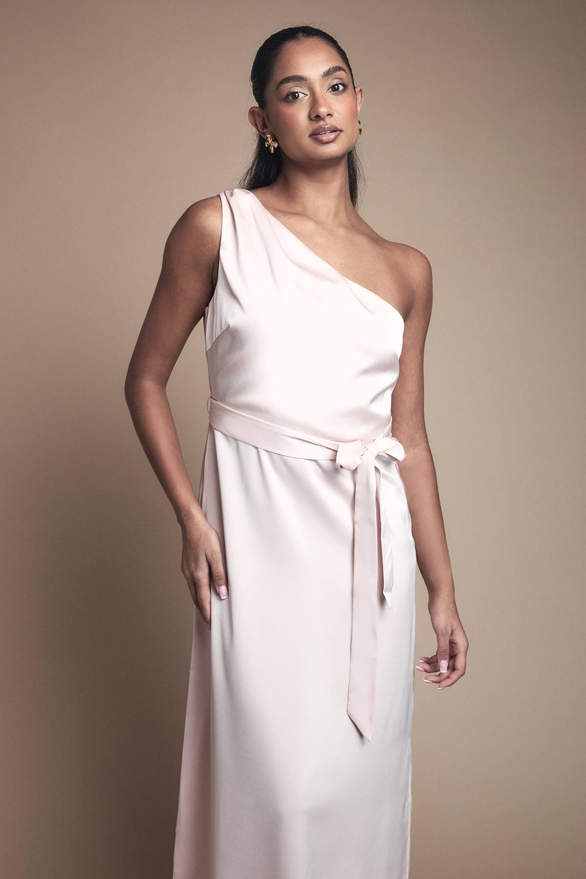 Oasis Robe Longue de Demoiselle d'Honneur en Satin à Une Épaule