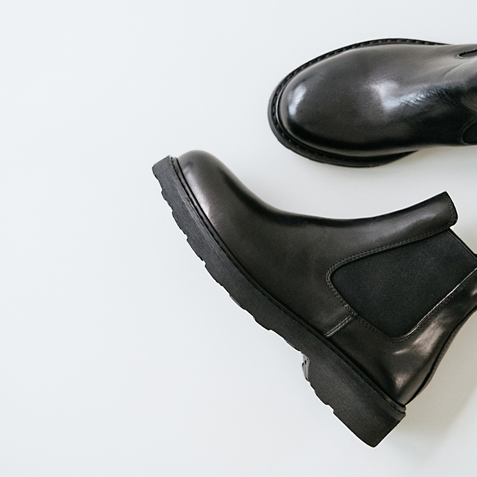 Boots à talons plats et bouts ronds  en cuir noir