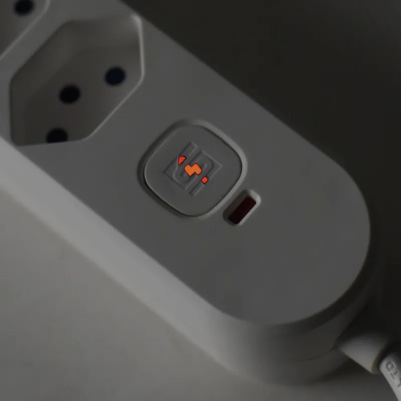 (3m) IQ PRO 5-fach (PD / 20W) Steckdosenleiste 3xTyp13 / 1x USB-C / 1x USB A mit Schalter   Überstromschutz (50 00089 ANT) - Schwarz