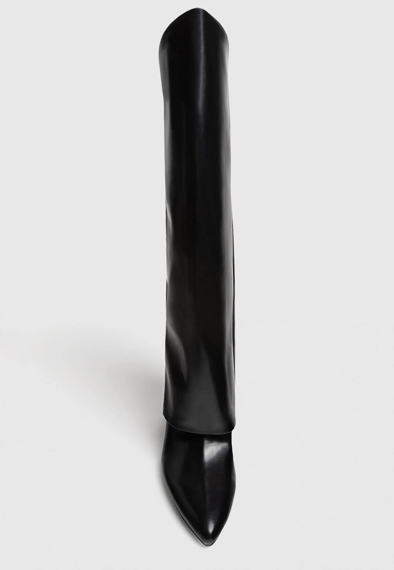 Botas pretas de salto alto