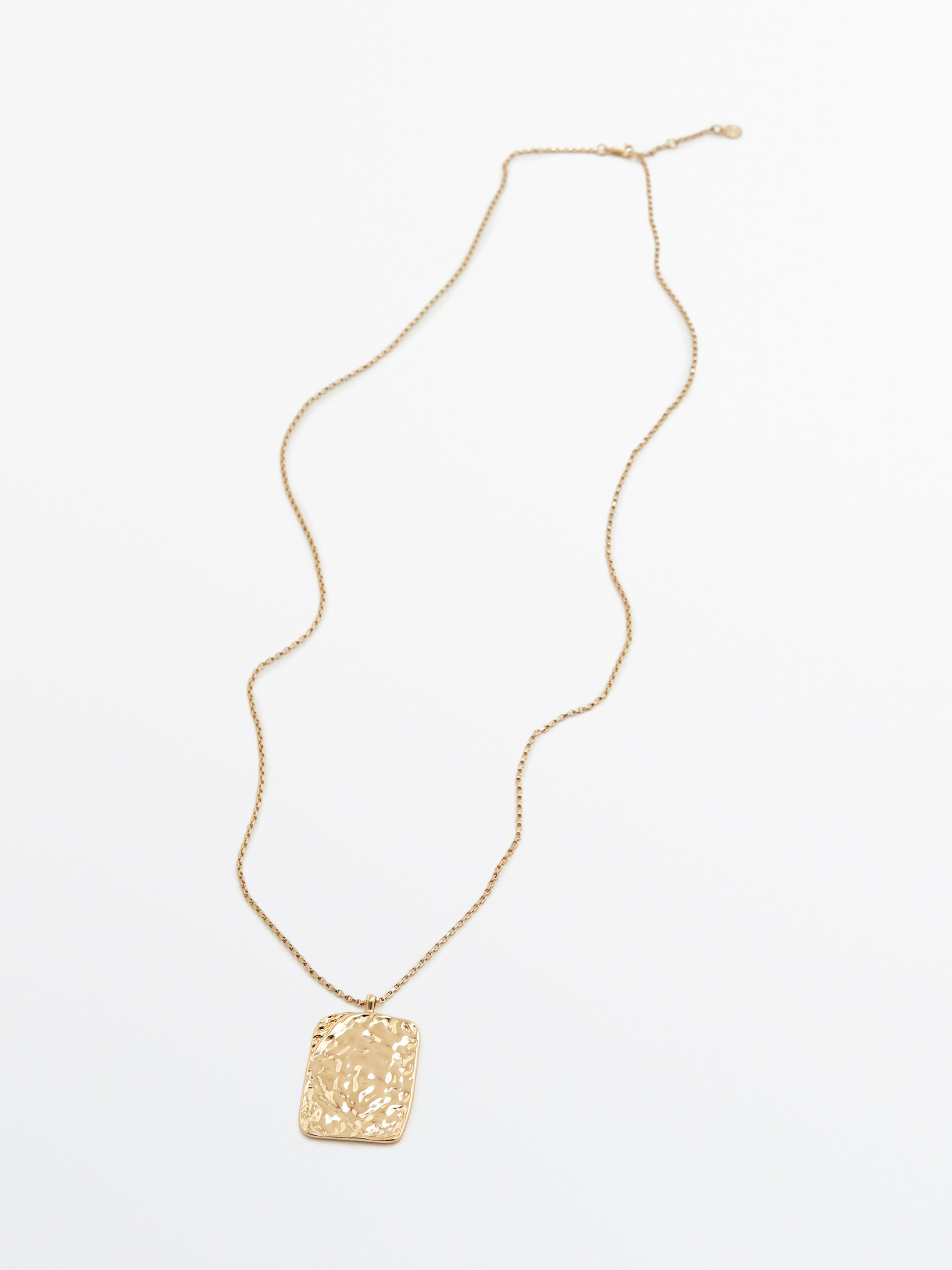 Colar comprido com medalhão texturizado banhado a ouro - DOURADO