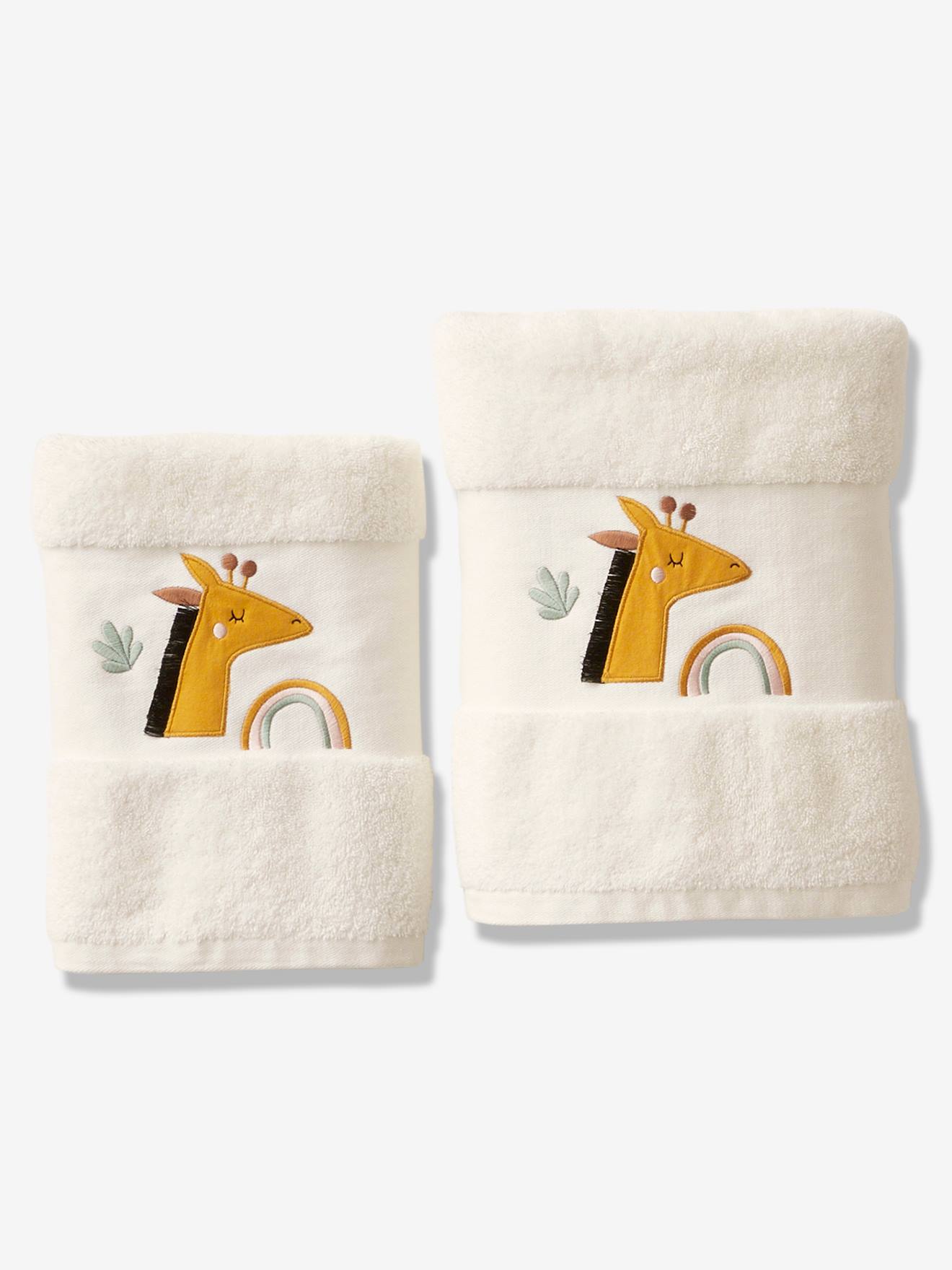 Toalha de banho lisa, branca e clara, com estampas de girafa.