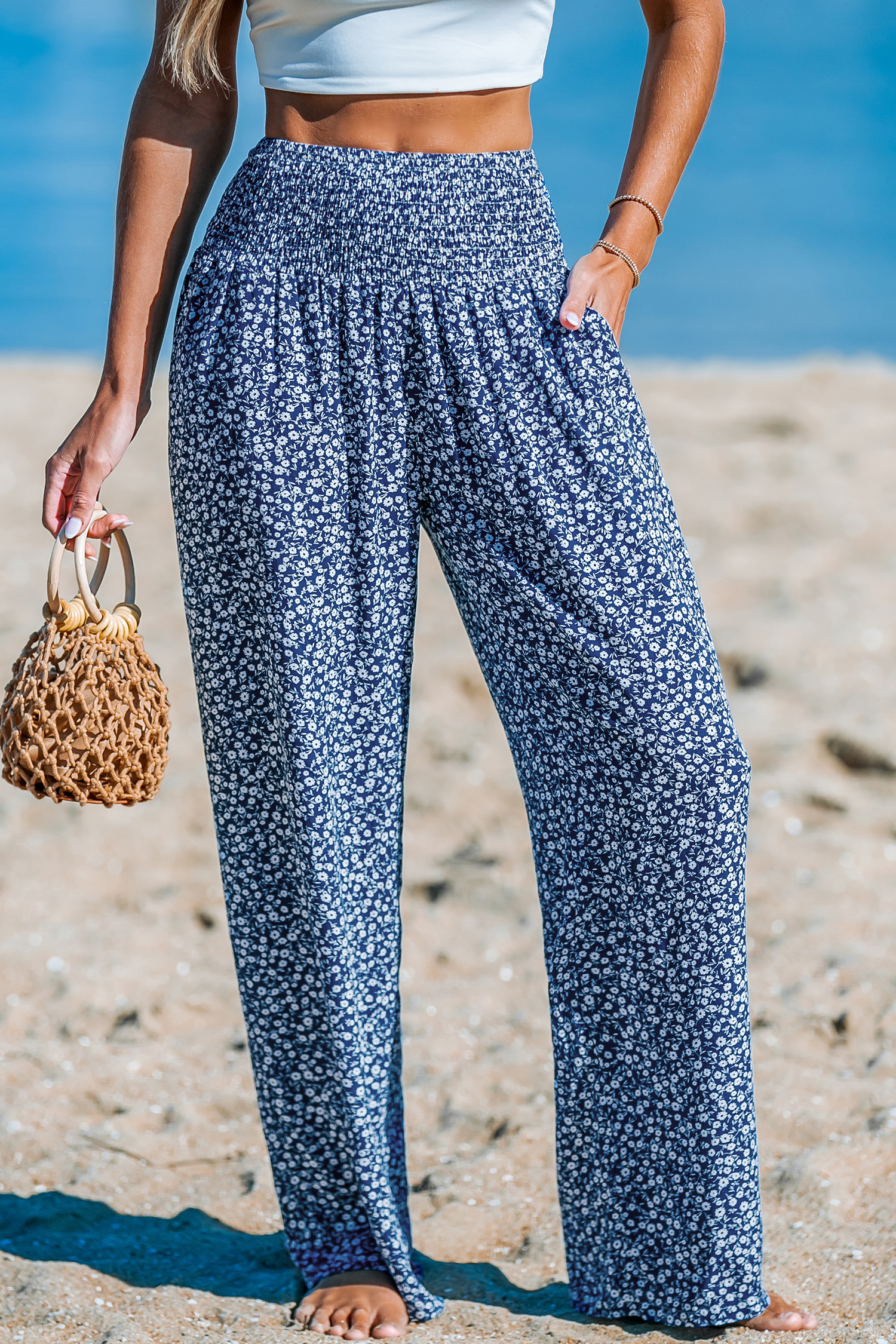 Pantalon fleuri à jambes larges et taille à smocks