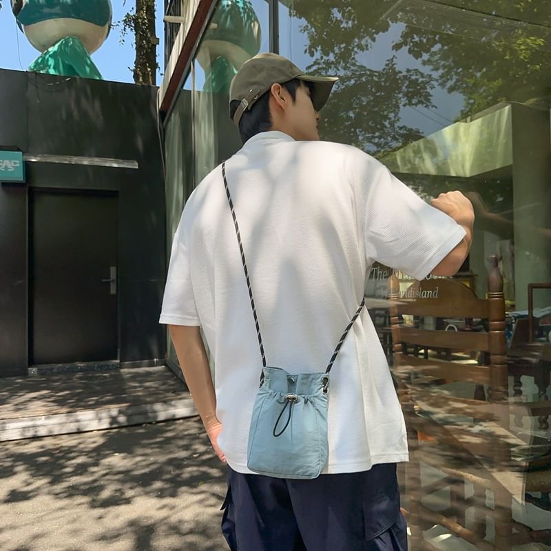 Bolso - Effen nylon crossbodytas met trekkoord