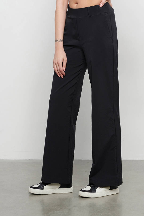 &Co Woman straight fit pantalon PATRICE van travelstof zwart