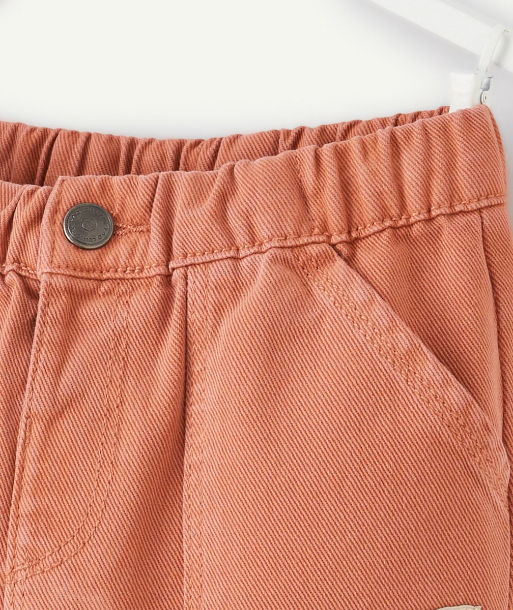 PANTALON RELAX BÉBÉ GARÇON EN FIBRES RECYCLÉES ROSE AVEC PATCH
