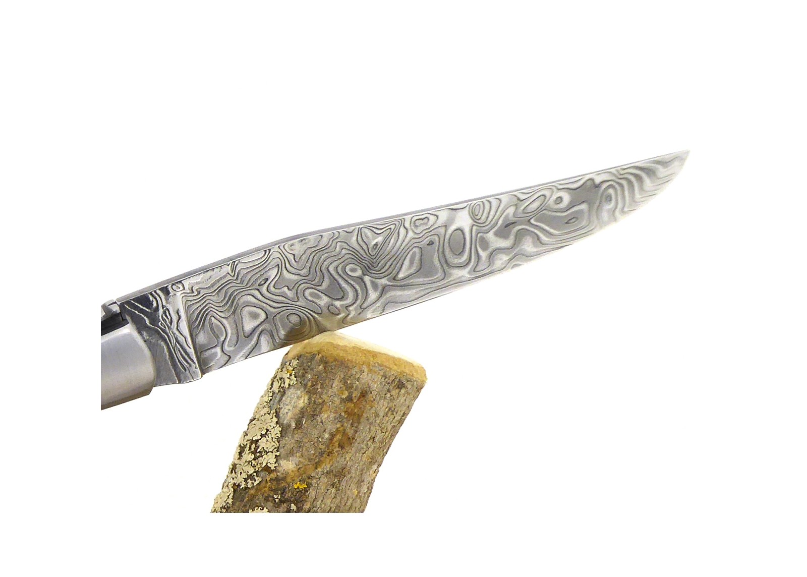 VENDU - Couteau Laguiole avec un manche en corail Fossile Tigré et une lame Damas