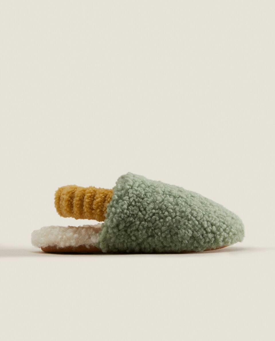 Chinelo de couro sintético com tira no calcanhar