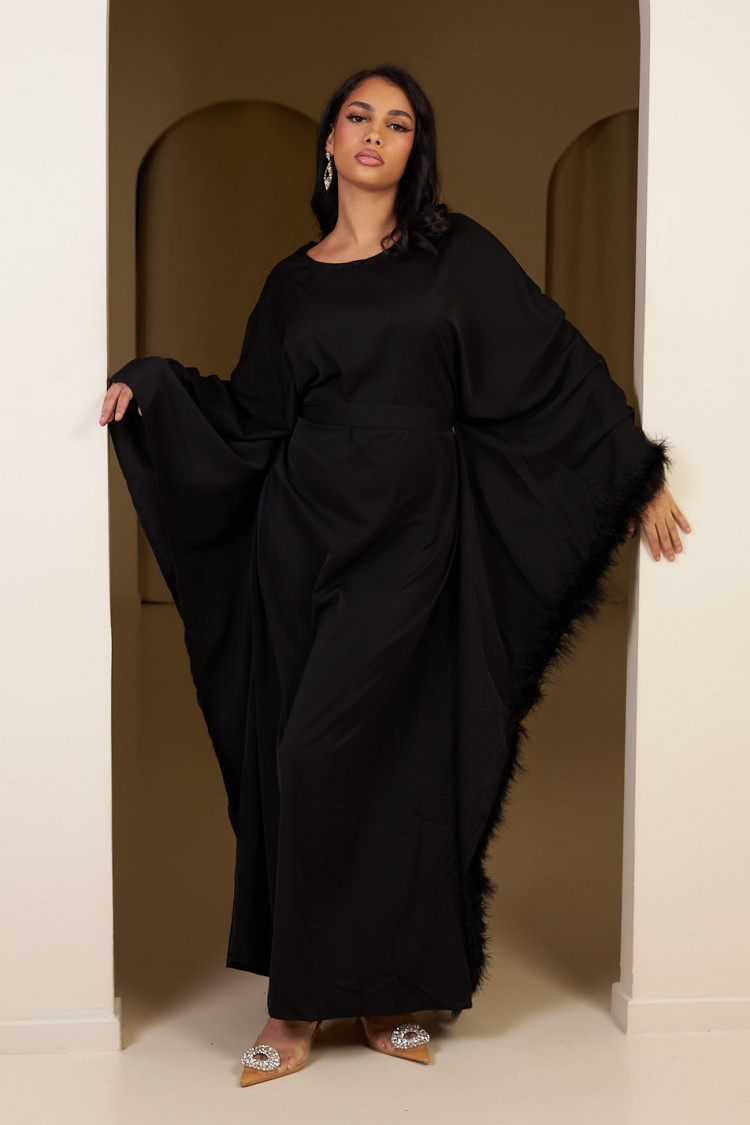 Abaya noire ceinturée à empiècement plume sur un côté