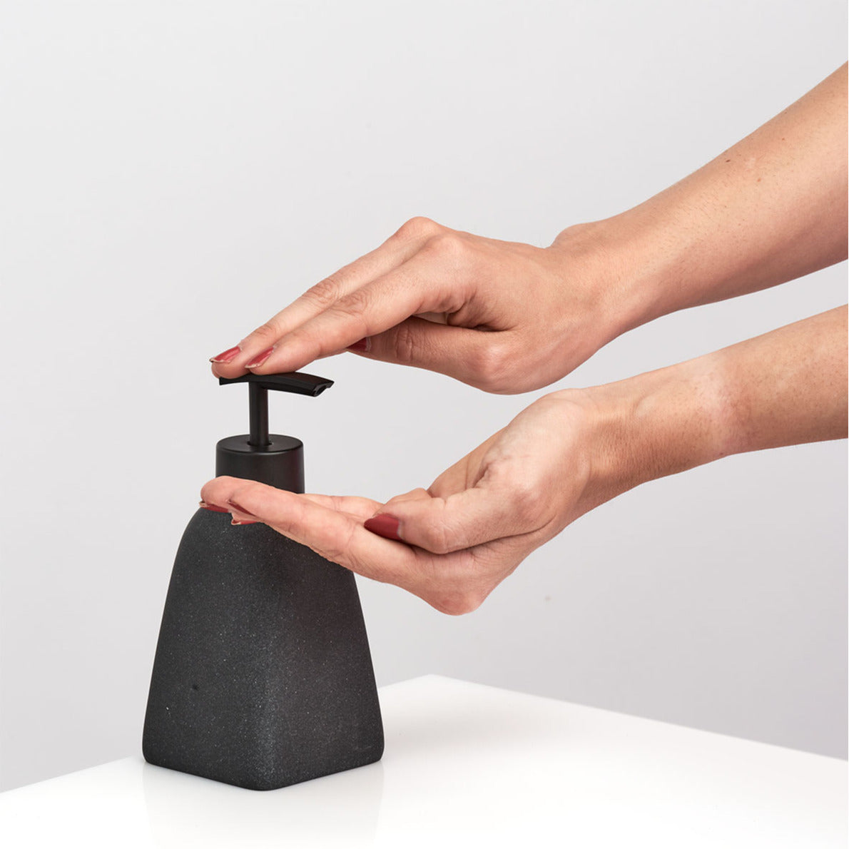 Zeller Zeeppompje|dispenser - kunststeen - antraciet grijs - 15 cm