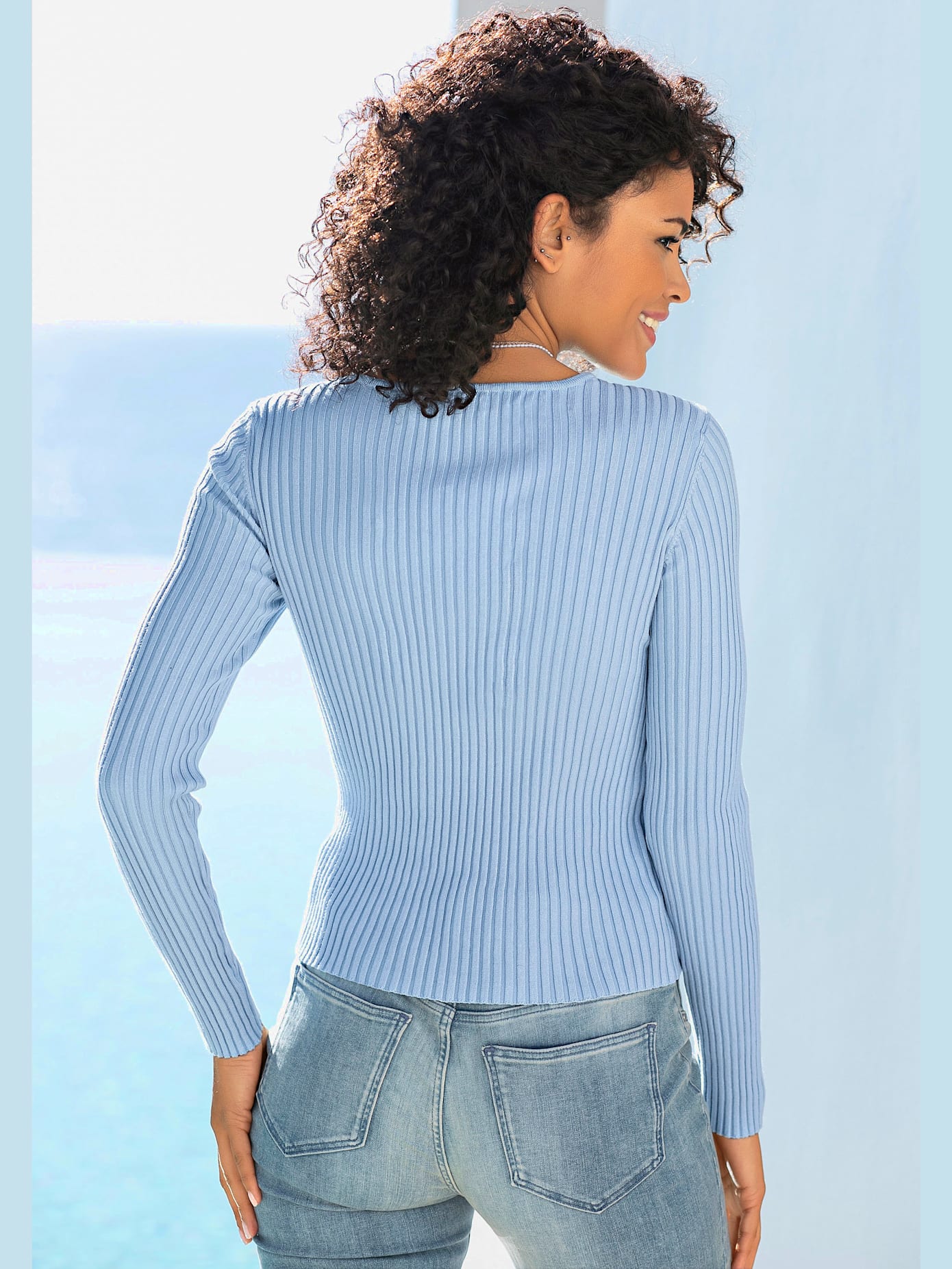 Pull à encolure en v pull affinant avec patte de boutonnage