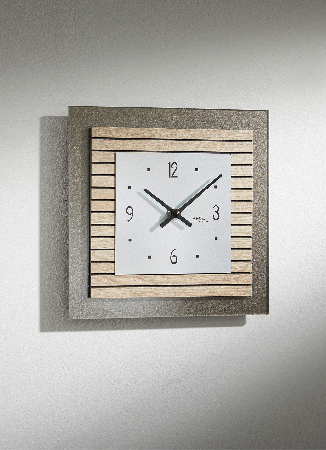 Wanduhr mit Holzgehäuse
