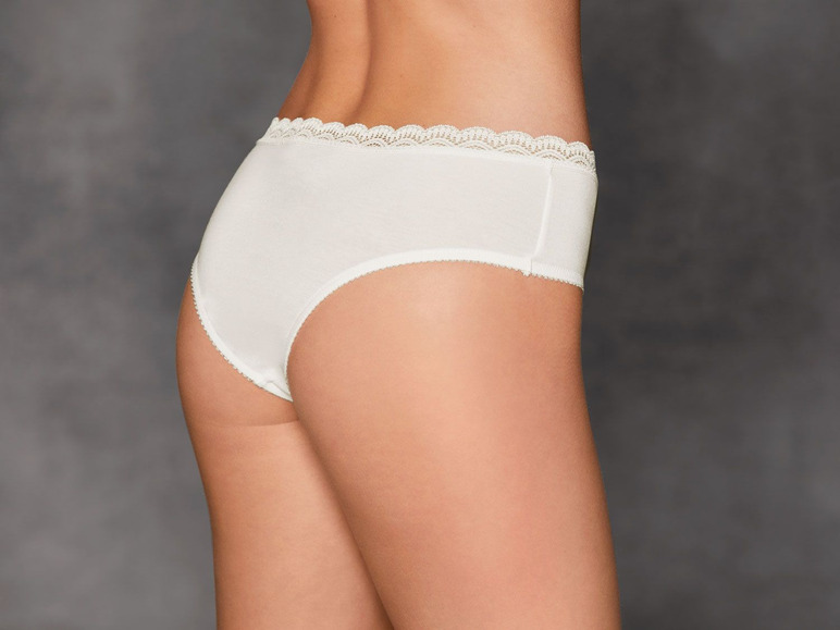 2 dames-hipsters, met grondstofbesparende TENCEL™ Modal