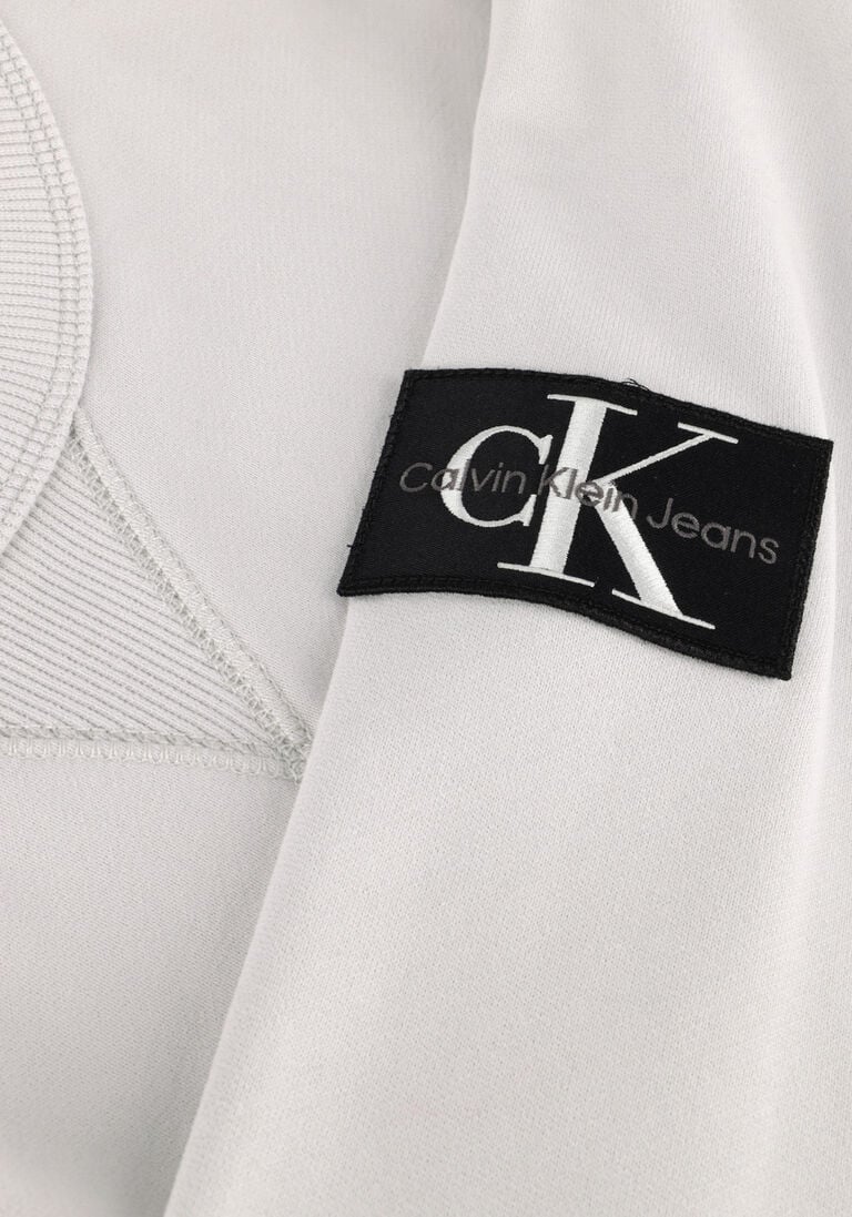 CALVIN KLEIN lichtgrijze calvin klein sweater badge crew neck