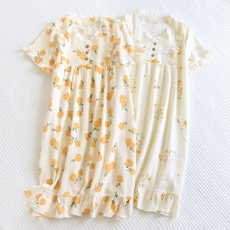 Finlies - Midi-pyjamajurk met korte mouwen, V-hals, print en ruches