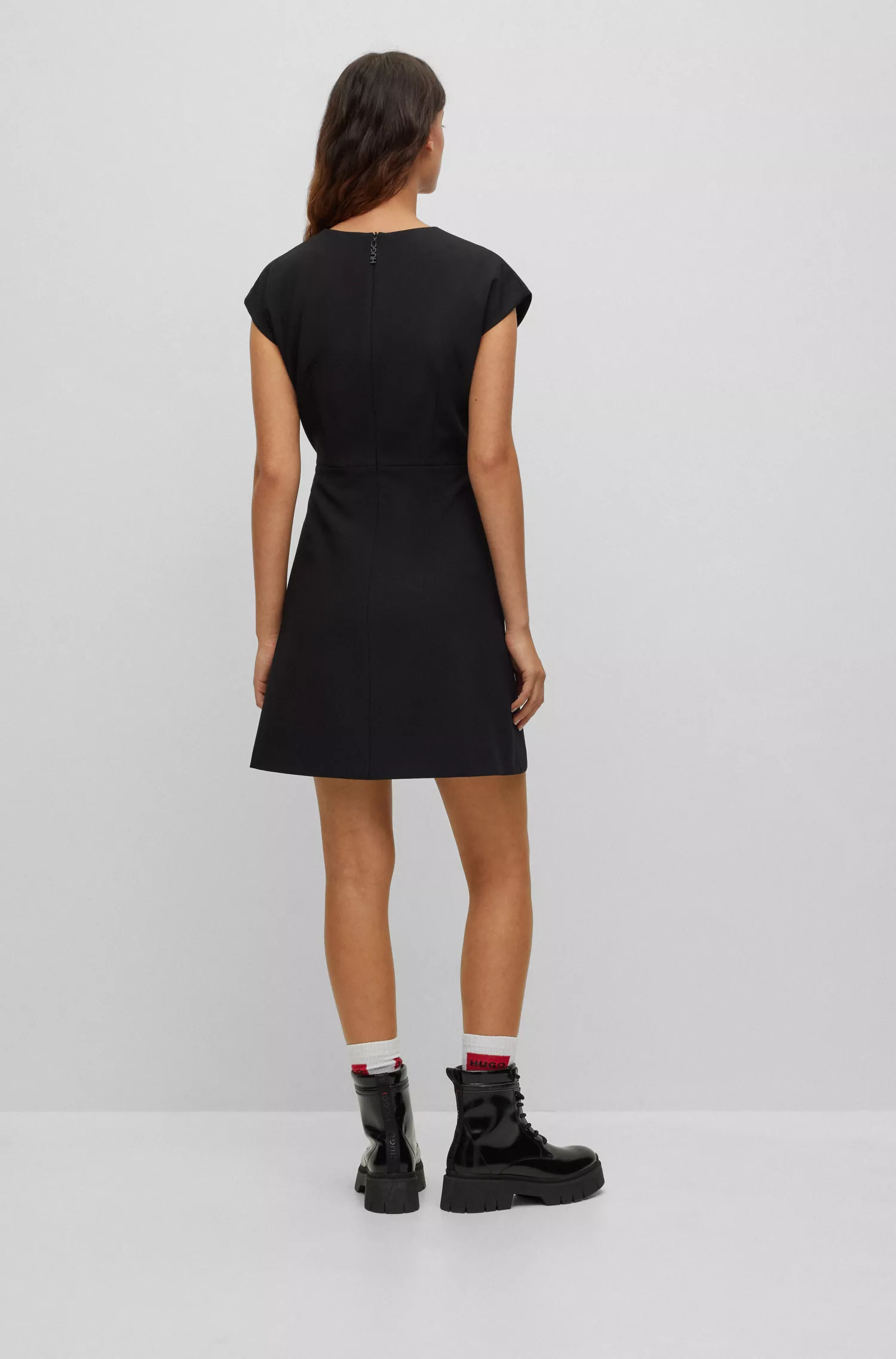 Vestido curto HUGO vermelho, modelagem regular, com detalhe vazado.