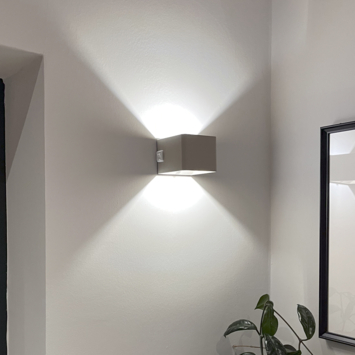 Brilliant draadloze wandlamp Iseo wit 4W met sensor