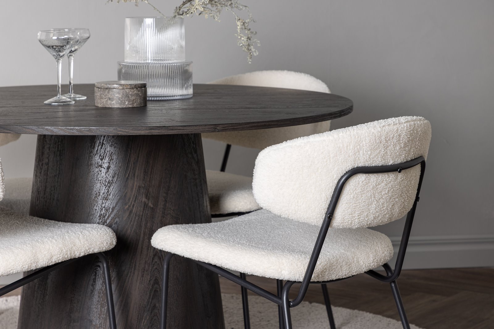 Lanzo og Chico Spisegruppe Lanzo rundt spisebord ø120cm i mocca med 4 stk. Chico spisestoler i White bouclé og sorte ben.